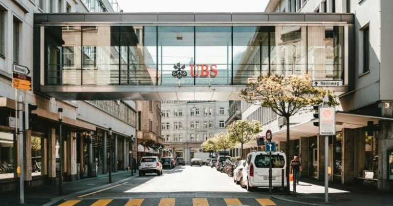 UBS considers allowing some banking clients to invest in Bitcoin and Ethereum
