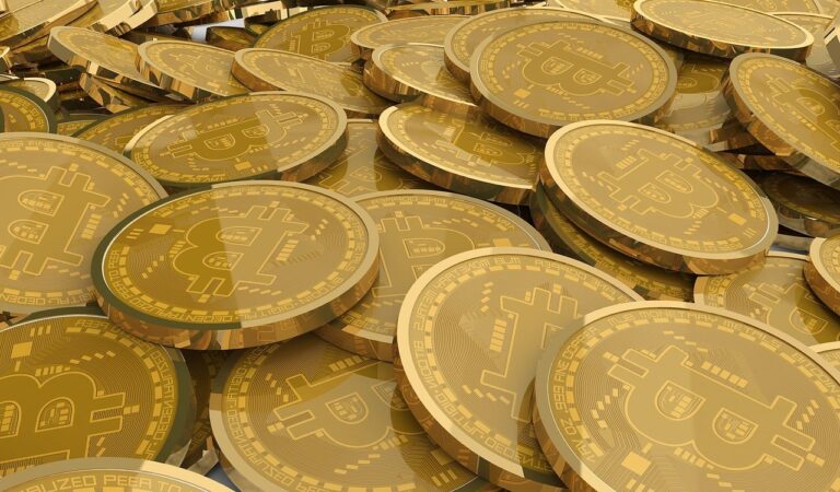 Bitcoin Sees Role Reversal: Whales Are Closing Long Positions, Retail Are Piling In