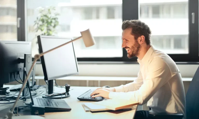 How a Hot Desk Boosts Productivity for Modern Workers 