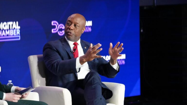 Senate is making progress on market structure bill, Banking panel head says