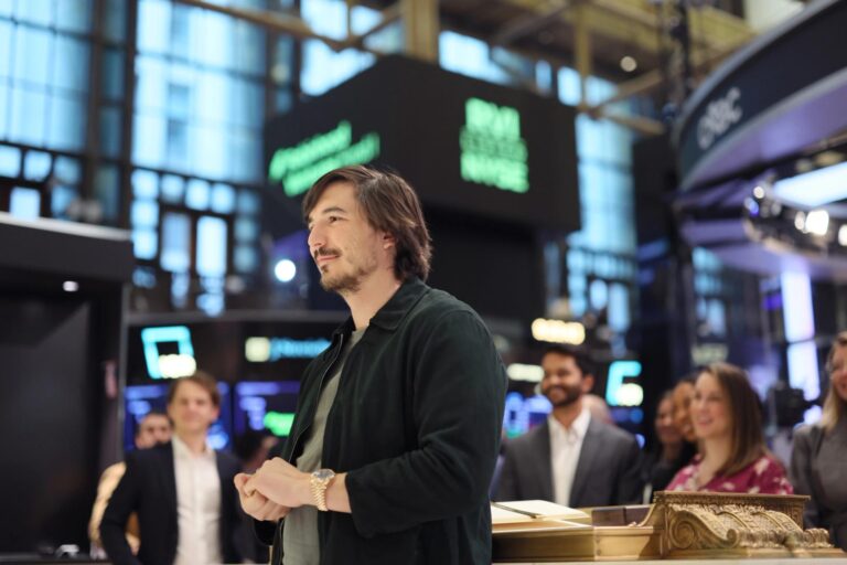 A memecoin making app becomes crypto’s top fee generators as Robinhood Chain activity explodes